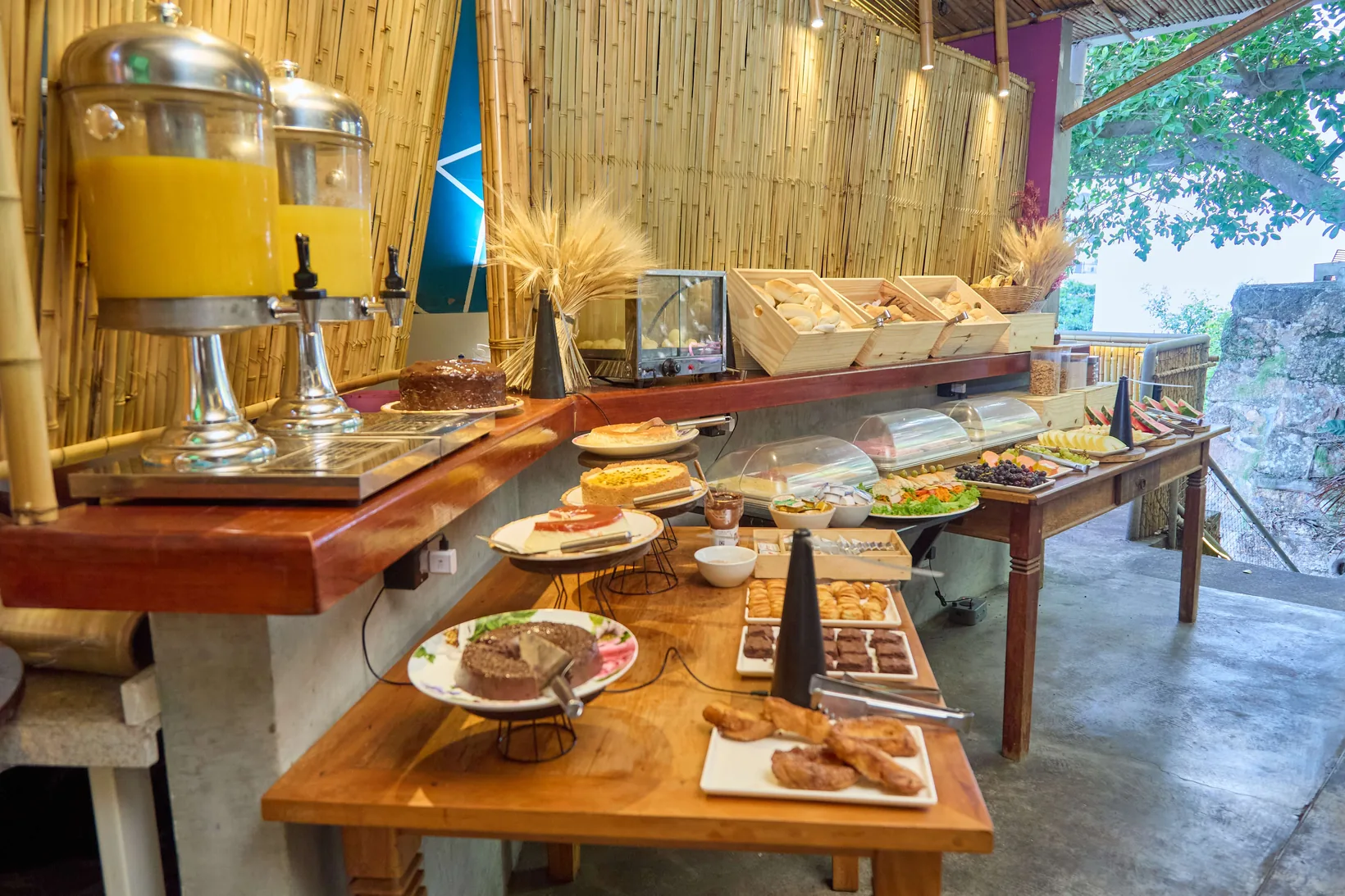 Sucos, bolos e pães no café da manhã do Terraço Icaraí, em Niterói