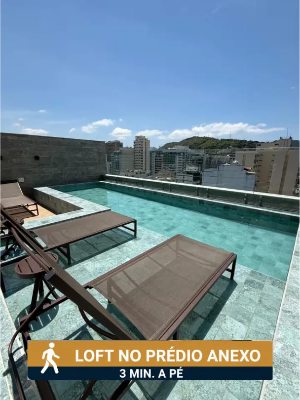 Espreguiçadeiras à beira da piscina, com vista para Icaraí — Studio Icaraí, Niterói