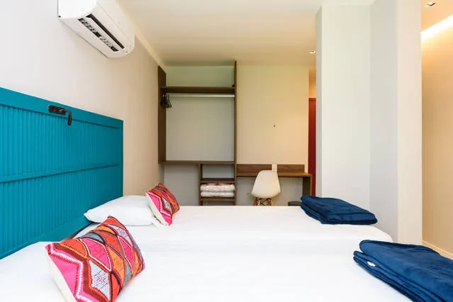 Suíte com duas camas de solteiro no Icaraí Suítes, hotel em Icaraí, Niterói