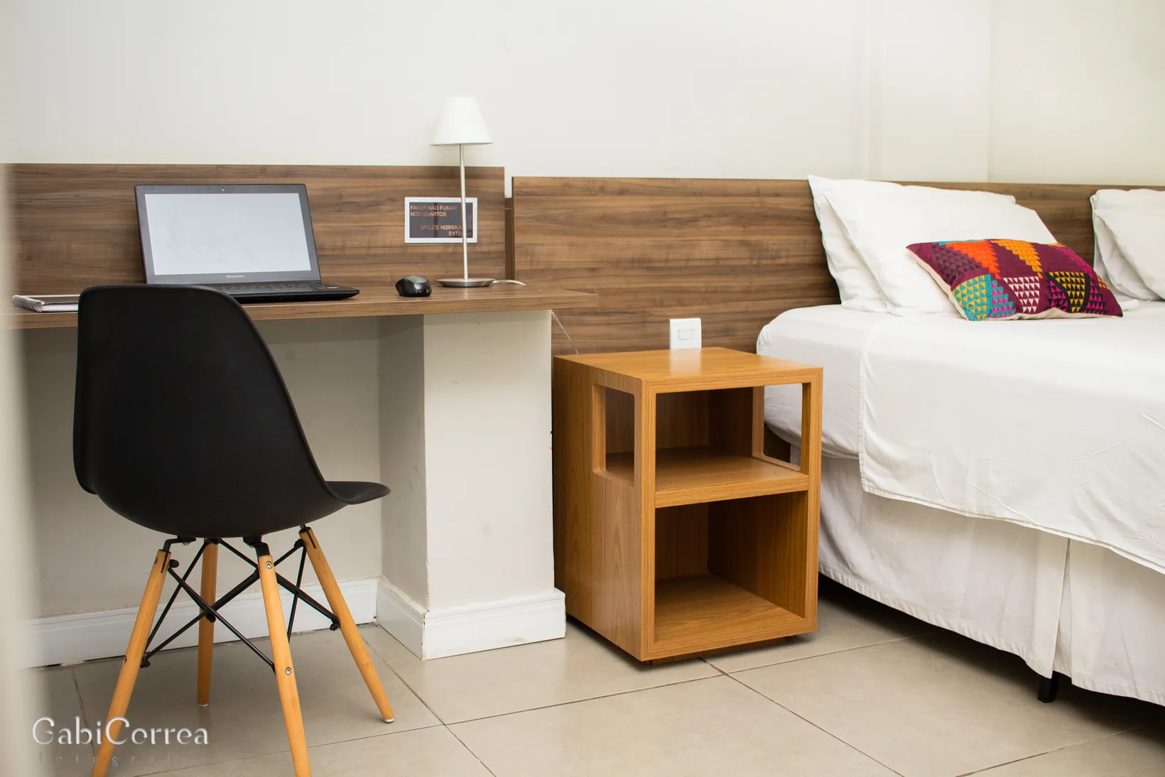Mesa de trabalho em suíte do Icaraí Suítes, hotel em Icaraí perto da UFF, Niterói